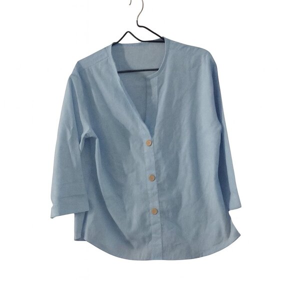 Stylish Light Blue Button-Up Shirt with Three-Quarter Sleeves – Size L - Picture 1 of 3